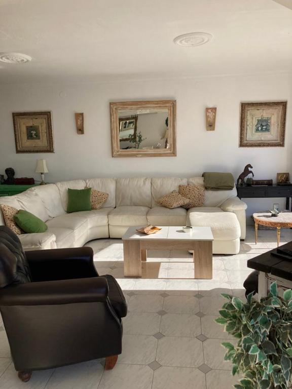 Fotografie z fotogalerie ubytování Espacioso apartamento de dos dormitorios en Mijas v destinaci Mijas
