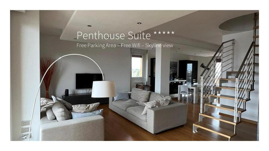 sala de estar con sofá y escalera en Penthouse Suite - Skyline view, en Busto Arsizio