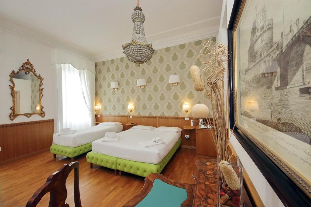 um quarto com duas camas e uma foto na parede em Sonnino Suite em Roma