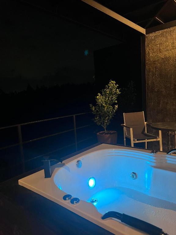 Bazén v ubytování Cumbres Luxury Glamping nebo v jeho okolí