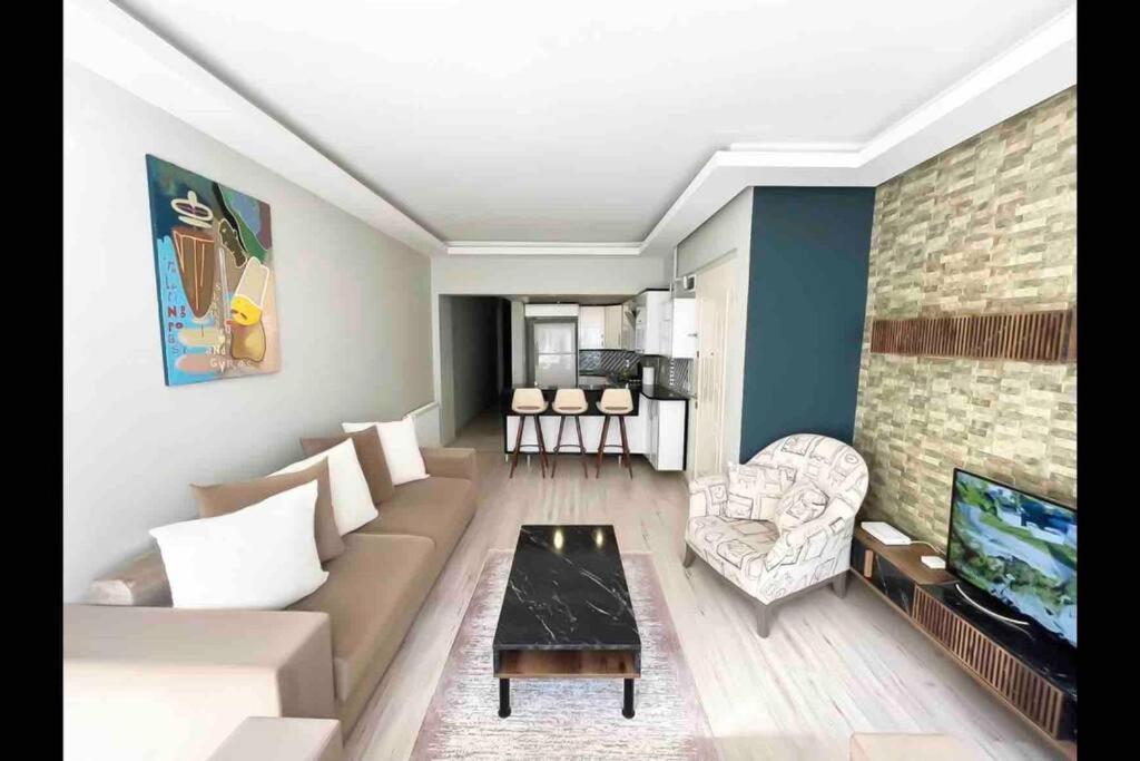 - un salon avec un canapé et une télévision dans l'établissement House in the center of Kadikoy, à Istanbul