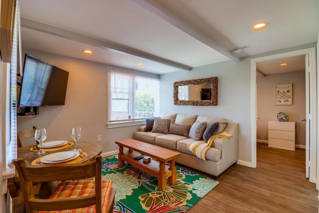 ein Wohnzimmer mit Sofa und Tisch in der Unterkunft Bette's Bungalow in San Diego