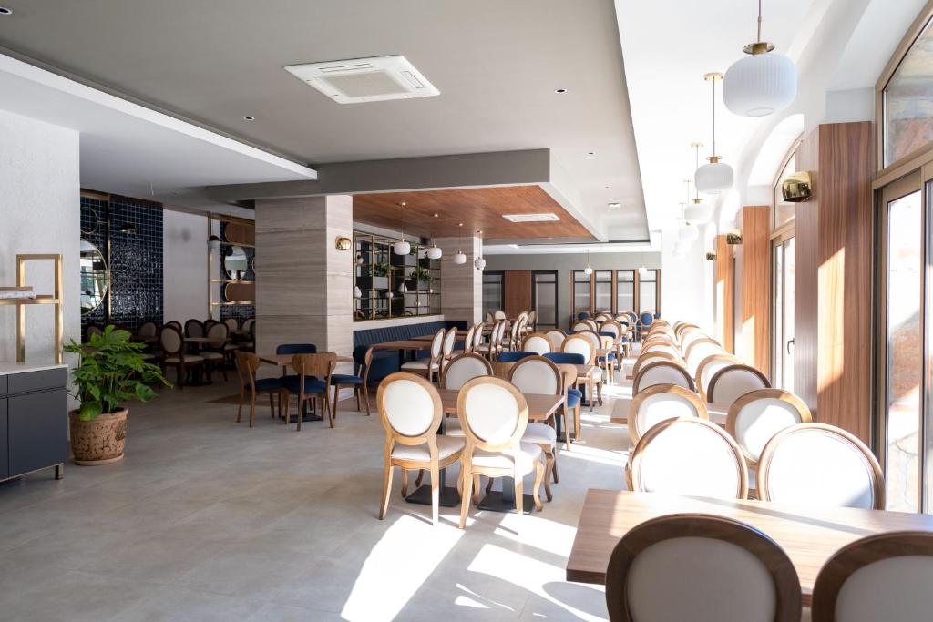 Restaurace v ubytování Side Village Family Suite - All Inclusive