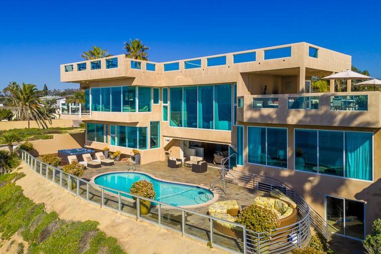 una casa grande con piscina frente a ella en Celebrity Oceanfront Estate, en San Diego