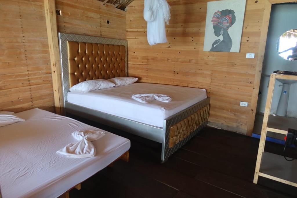 Una cama o camas en una habitación de Cabañas Palos Locos