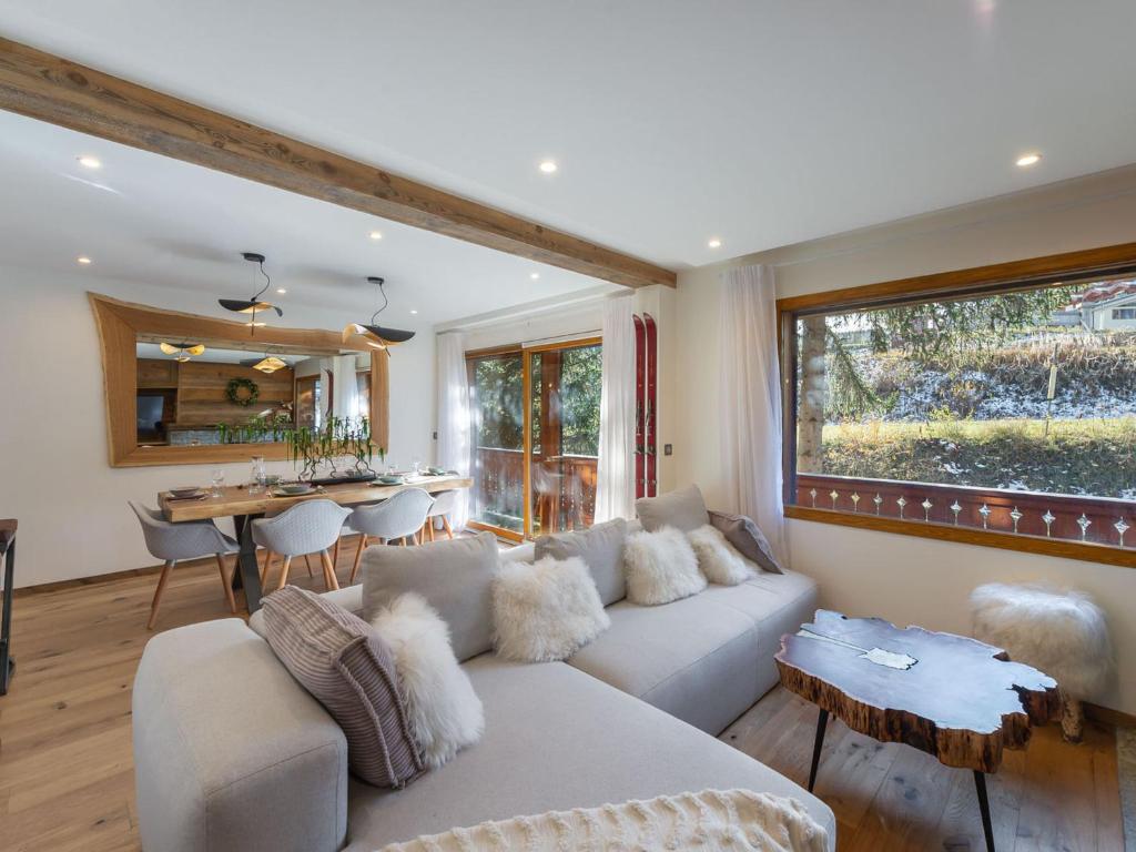 un salon avec un canapé et une table dans l'établissement Appartement Chic, 6 Pers., Pieds des Pistes Courchevel 1850 - FR-1-564-84, à Courchevel