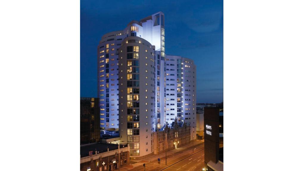 un edificio alto di notte con luci accese di Cardiff City Center - with Parking a Cardiff