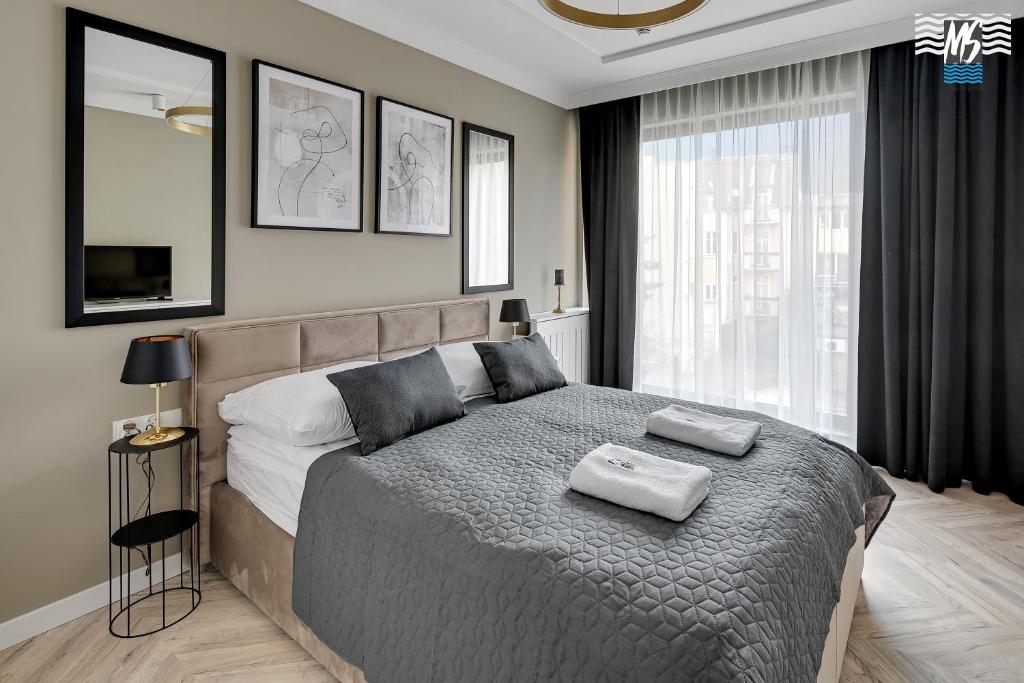 1 dormitorio con 1 cama grande y 2 toallas. en MS Apartments Rest 4.0 en Sopot