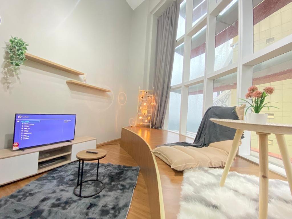 Duplex Studio at Empire City Damansara Perdana Wifi Netflix