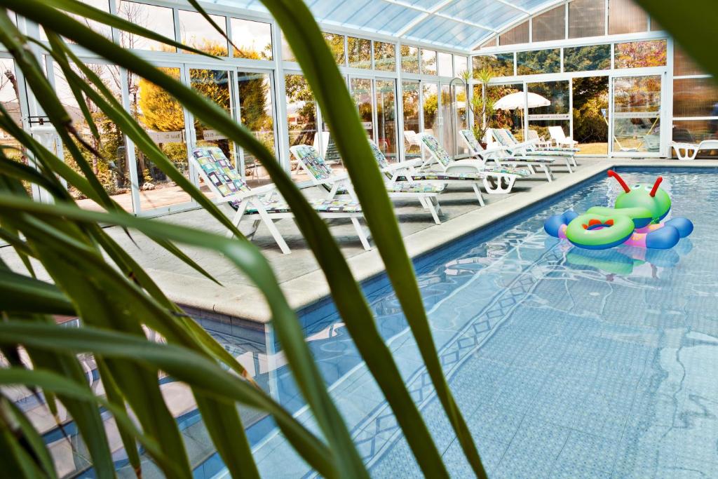Bazén v ubytování Hotel Doña Jimena nebo v jeho okolí
