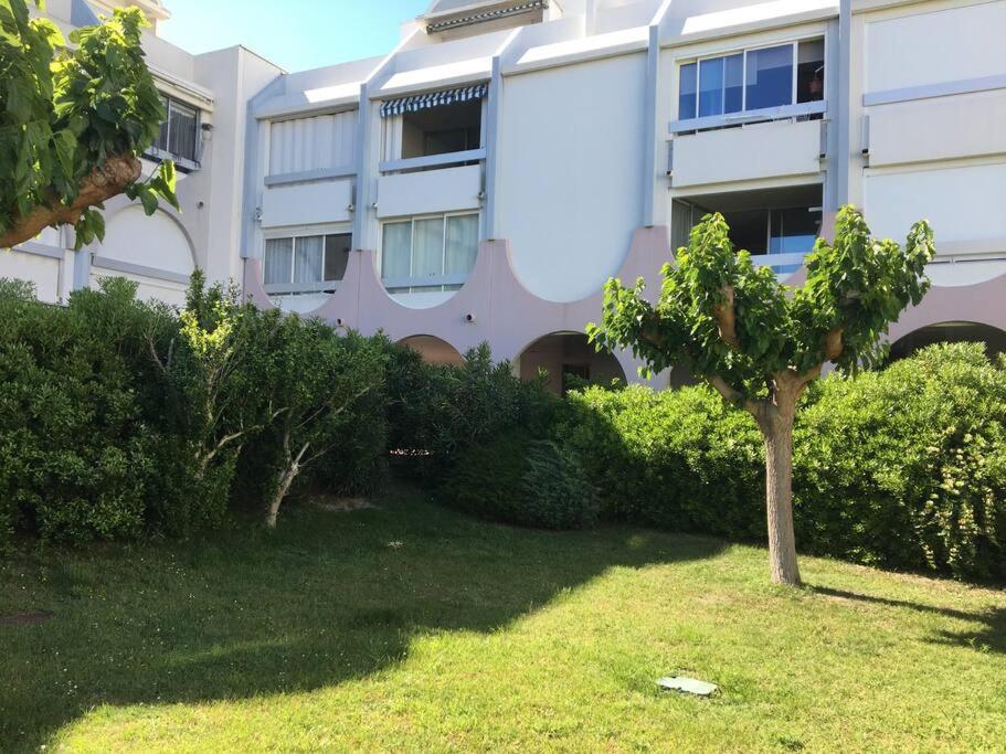 Ogród w obiekcie Très beau studio au Grau du Roi tout équipé 33m2