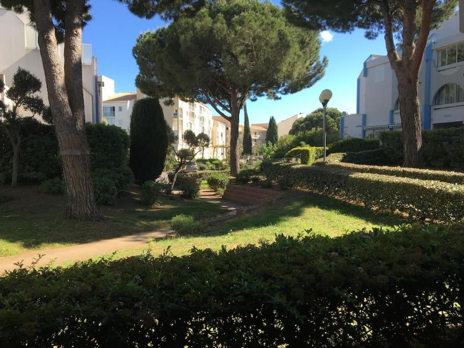 Ogród w obiekcie Très beau studio au Grau du Roi tout équipé 33m2