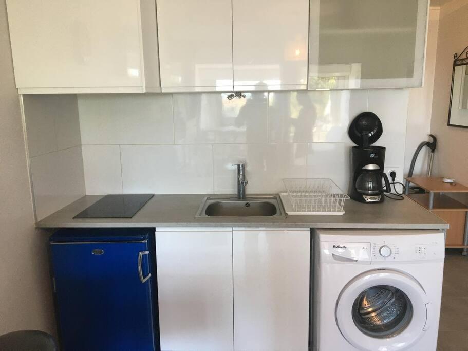 Kuchnia lub aneks kuchenny w obiekcie Très beau studio au Grau du Roi tout équipé 33m2