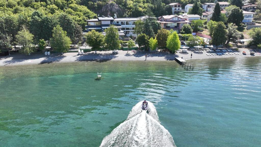 een uitzicht op een strand vanaf een boot in het water bij Lago Hotel in Ohrid