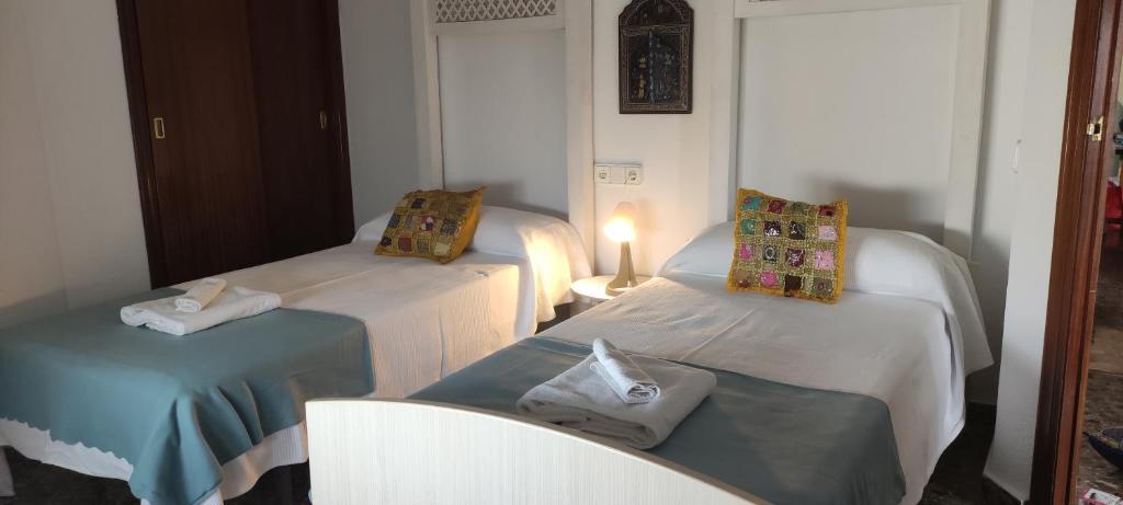 een kamer met 2 bedden in een kamer bij Garay Apartments in Benidorm