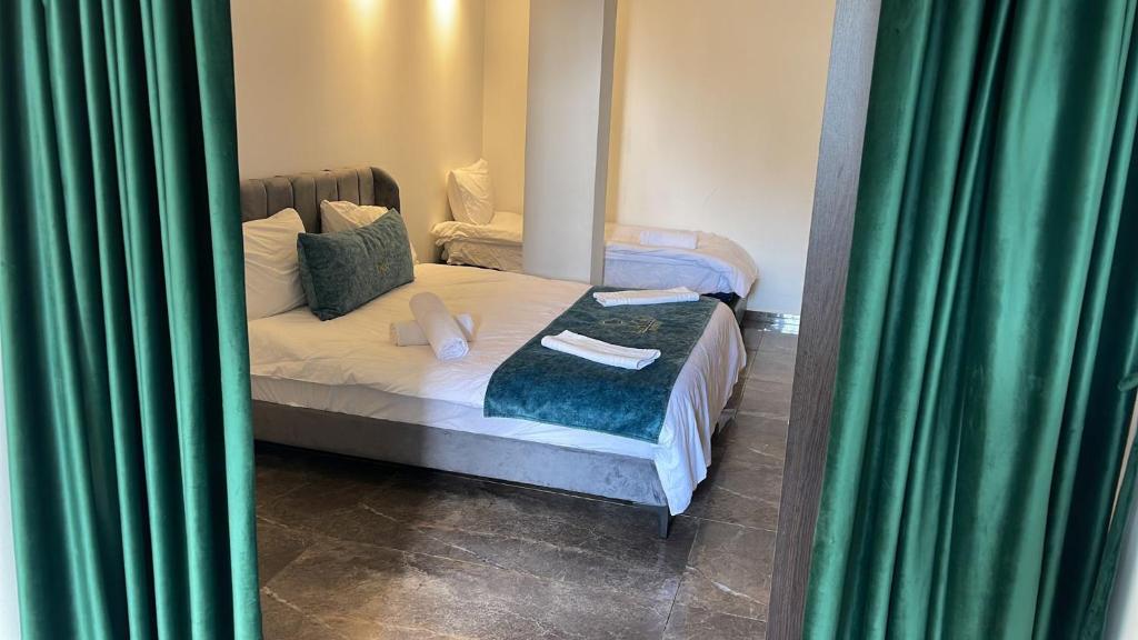 Postel nebo postele na pokoji v ubytování Lago Suites Hotel