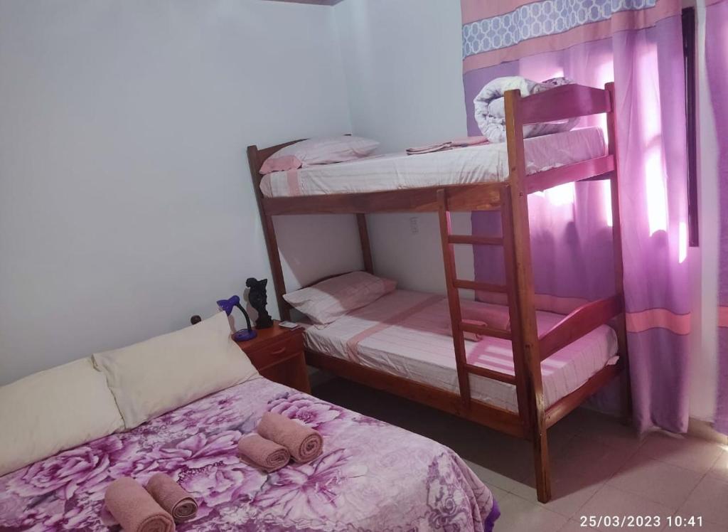 um quarto com 2 beliches e uma cama em Miguel Departamentos 2 em Puerto Iguazú