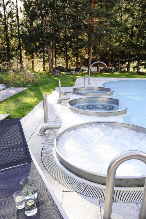 Bazén v ubytování Le Bristol Leukerbad nebo v jeho okolí
