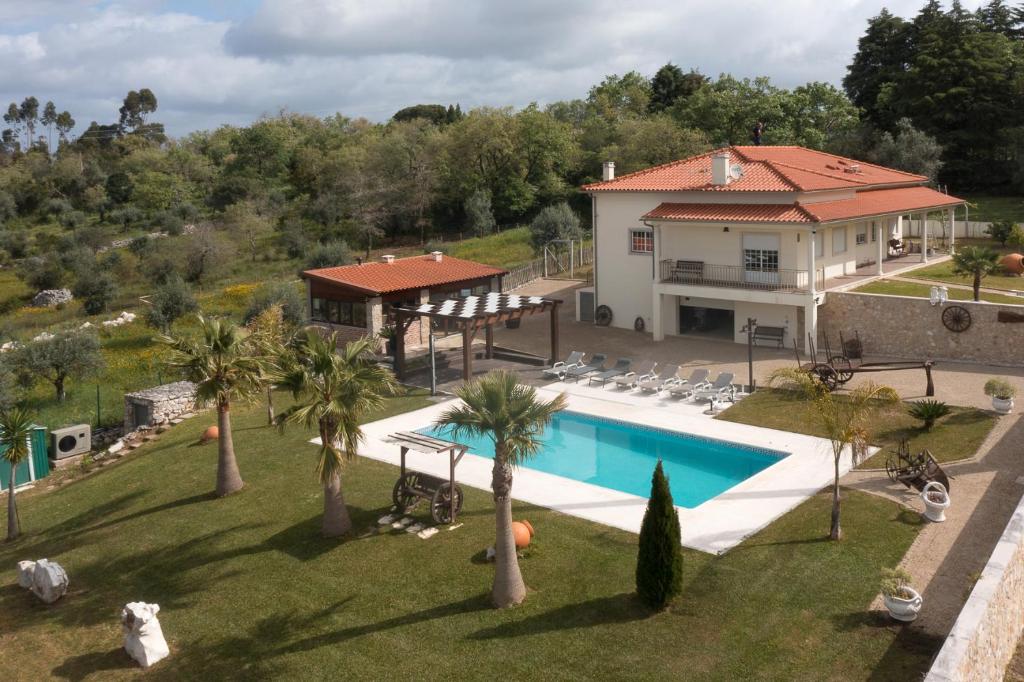 an aerial view of a house with a swimming pool at Quinta dos Silvas - Piscina in Ancião