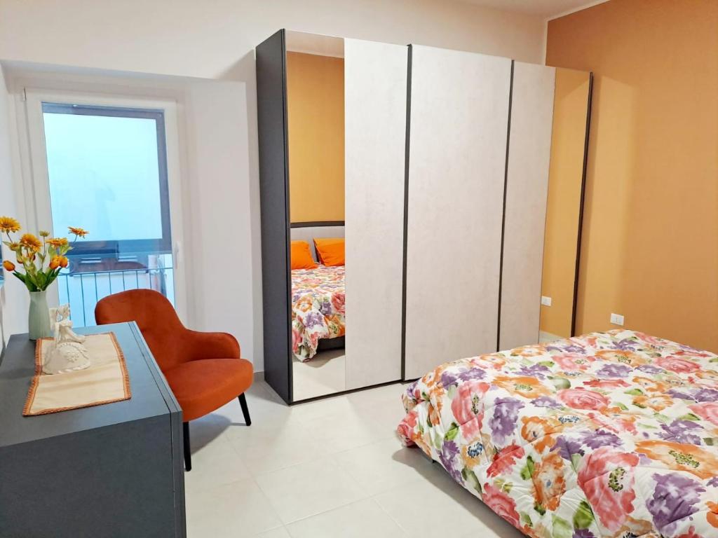 een slaapkamer met een bed en een dressoir en een bed bij Perla di Mare in Castel di Tusa