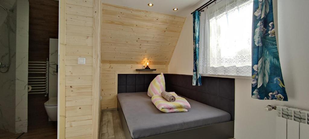 a small room with a bench in a bathroom at Pokoje Gościnne Tyrol in Zawoja