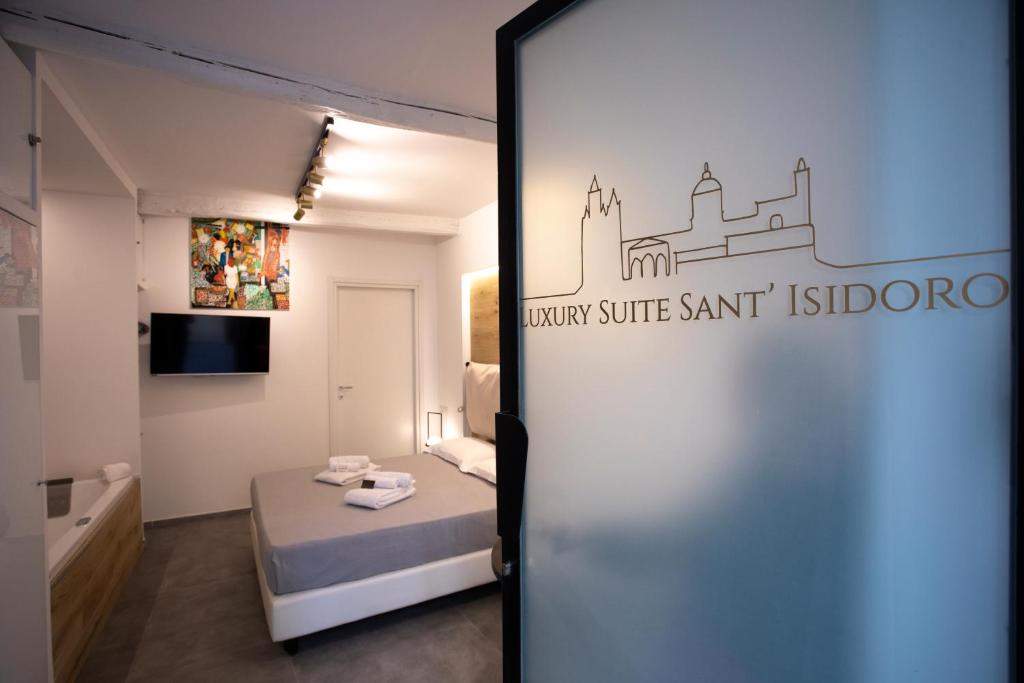 een hotelkamer met een bed en een badkamer bij LUXURY SUITE SANT ISIDORO in Palermo