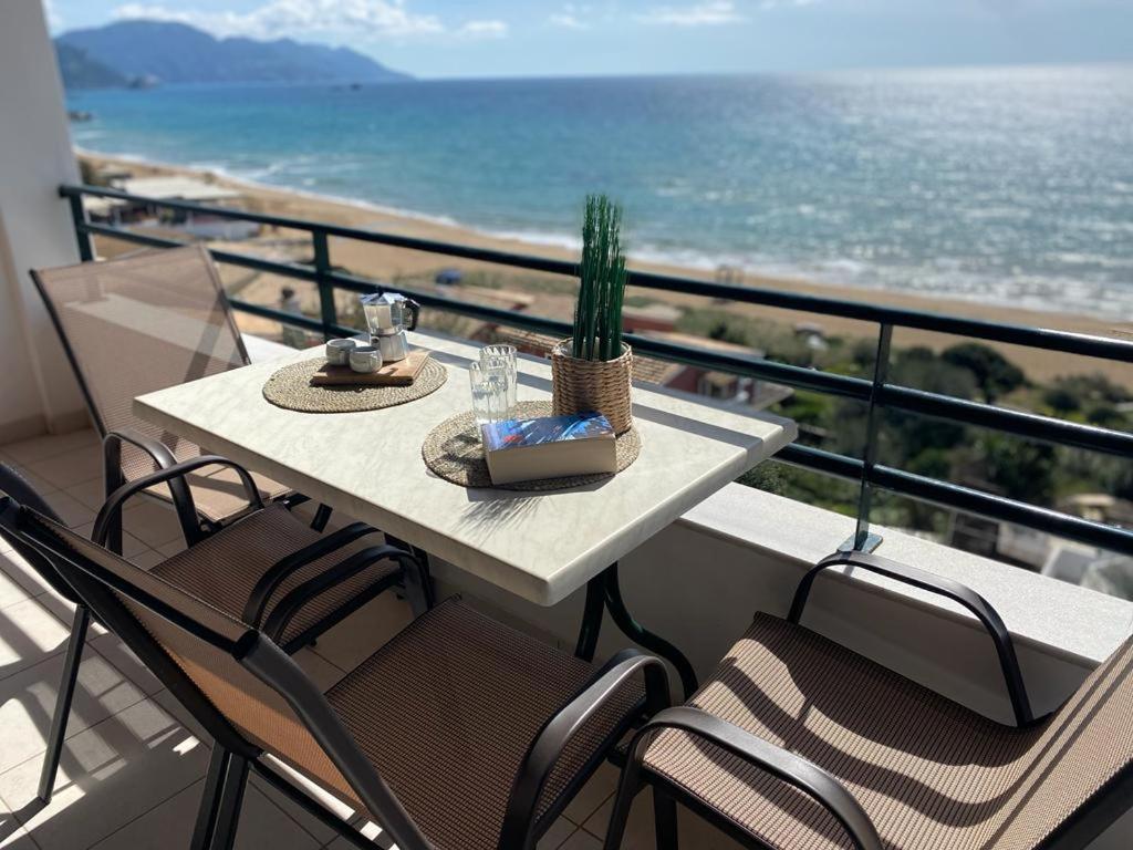 een tafel en stoelen op een balkon met uitzicht op de oceaan bij Glyfada Seaview 126 in Glyfada