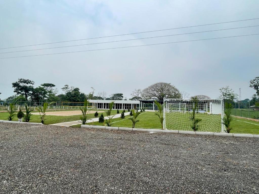 un campo de fútbol con una valla delante de un edificio en QUINTA SONAMA, en Guamal