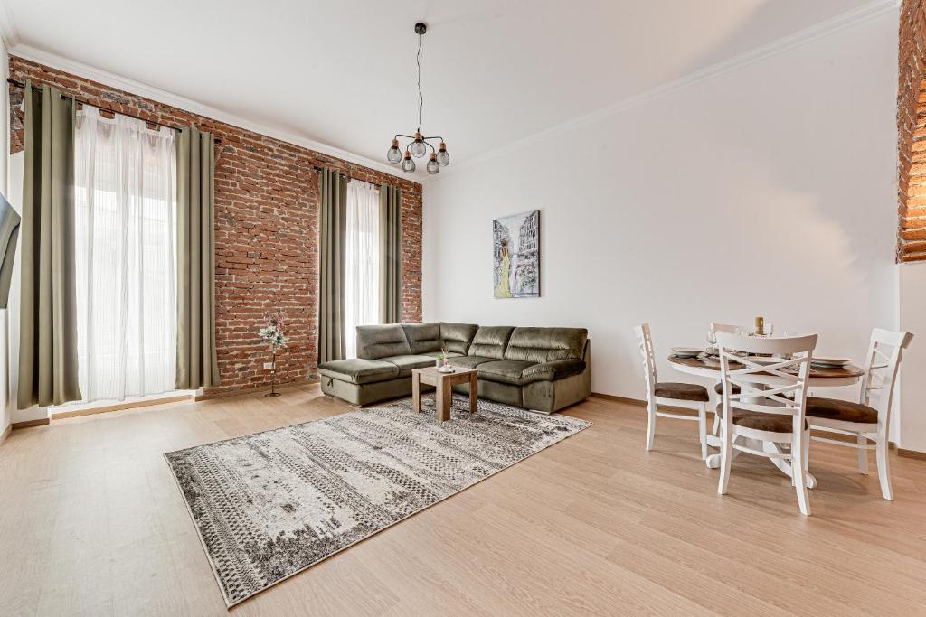 uma sala de estar com um sofá e uma mesa em ARI Central Green Apartment em Arad
