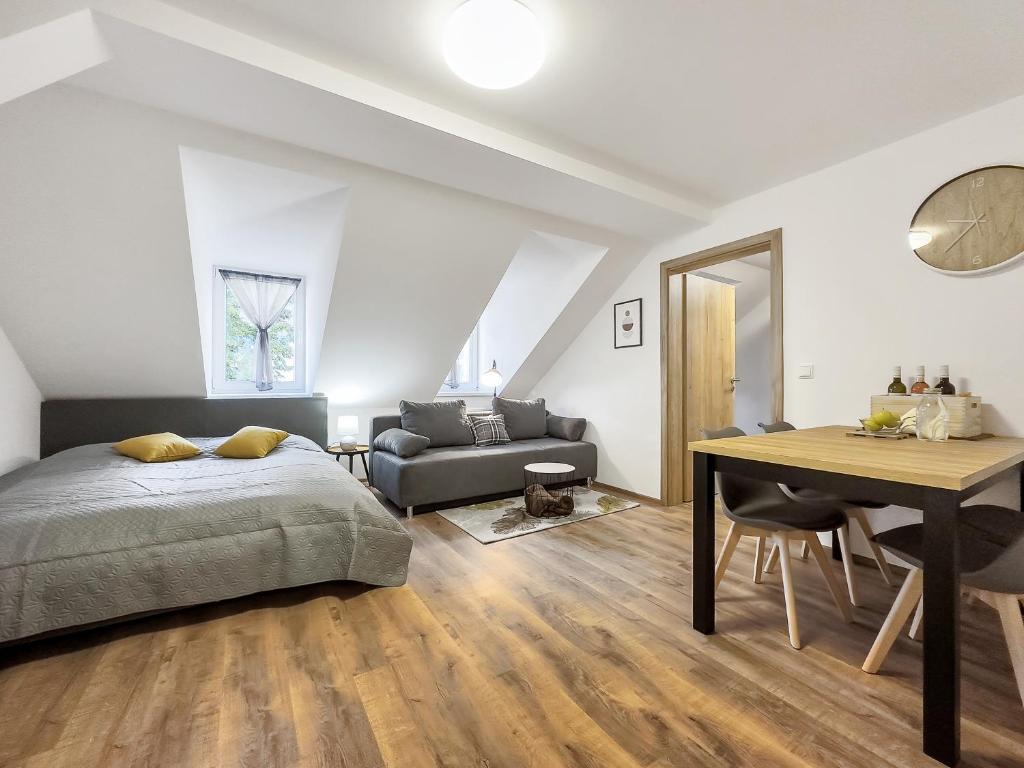ein Schlafzimmer mit einem Bett, einem Schreibtisch und einem Sofa in der Unterkunft Apartment KATRIN 2 in Karlsbad