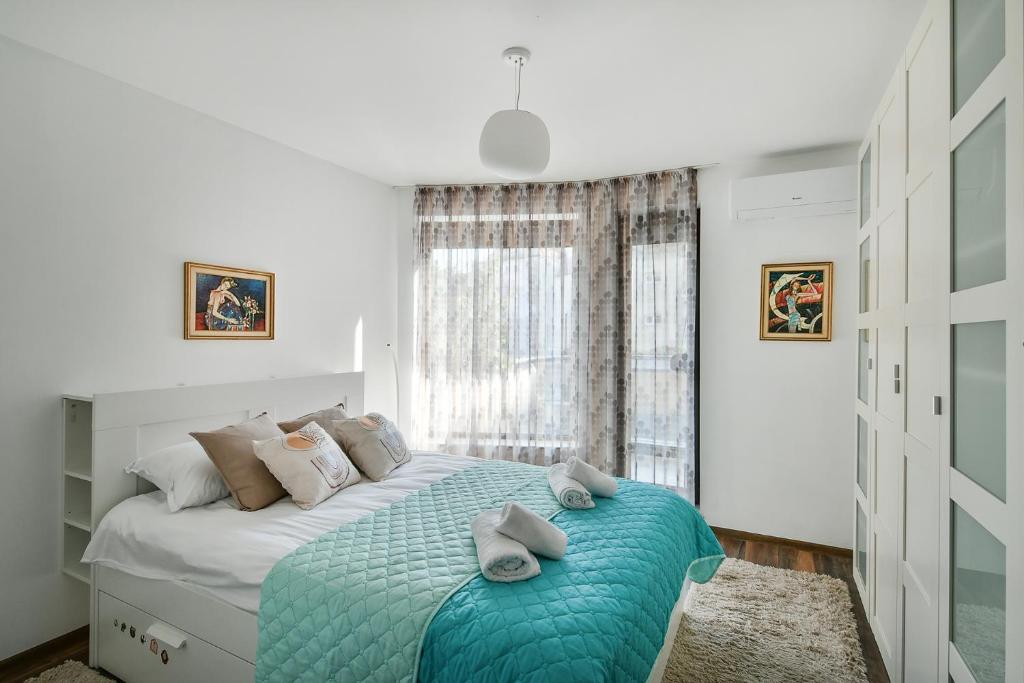 um quarto com uma cama com duas toalhas em Varna beach flat 1 em Varna