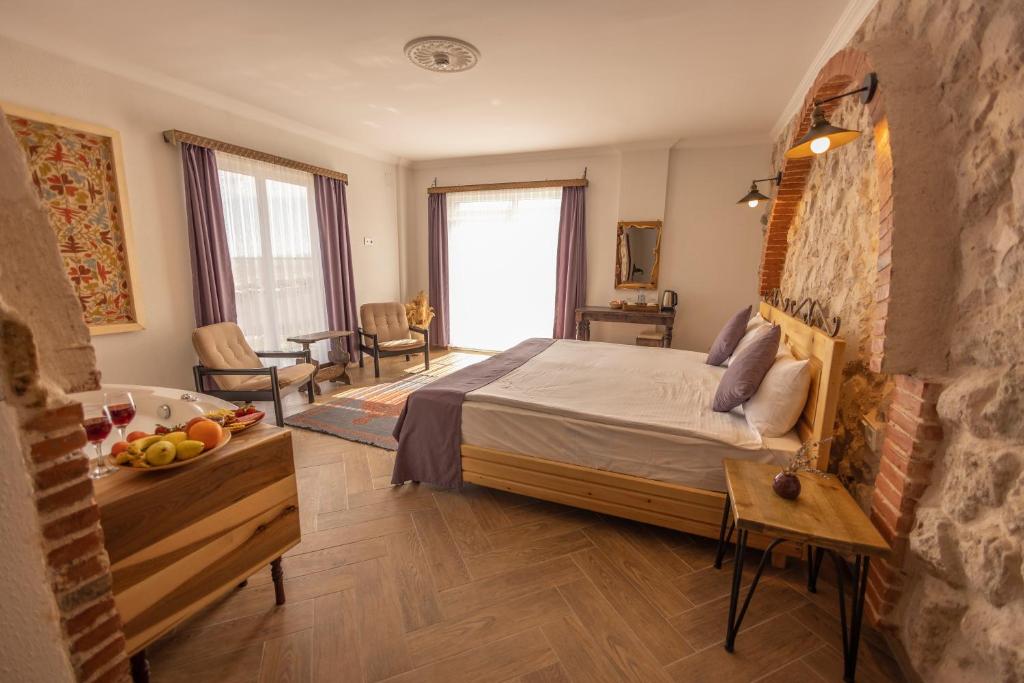1 dormitorio con cama y mesa con frutas en el suelo en Soleado Cappadocia Hotel en Uchisar