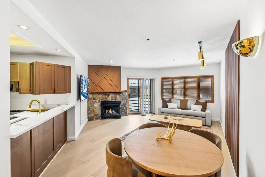 uma cozinha e sala de estar com uma mesa e um sofá em Luxe Deer Valley Condo em Park City