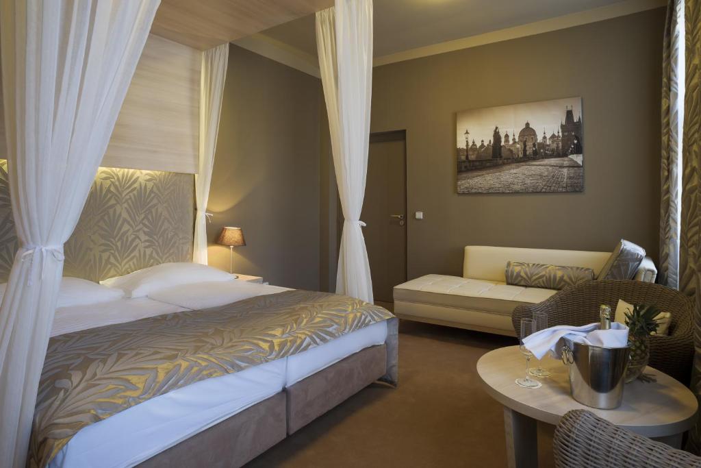 Postel nebo postele na pokoji v ubytování Pytloun Kampa Garden Hotel Prague