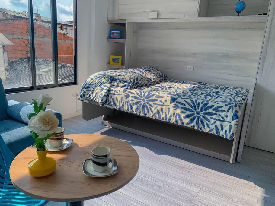 A bed or beds in a room at APTOTIV211 - Increíble aparta estudio tipo loft - Chapinero - Wifi - TV