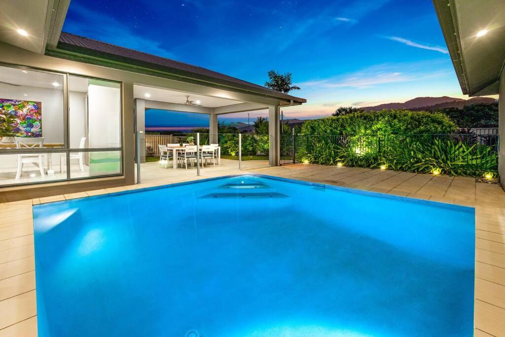 三一海灘的住宿－Family Paradise;Elegant 4BR King bed; Pool and BBQ，一座房子后院的大型蓝色游泳池