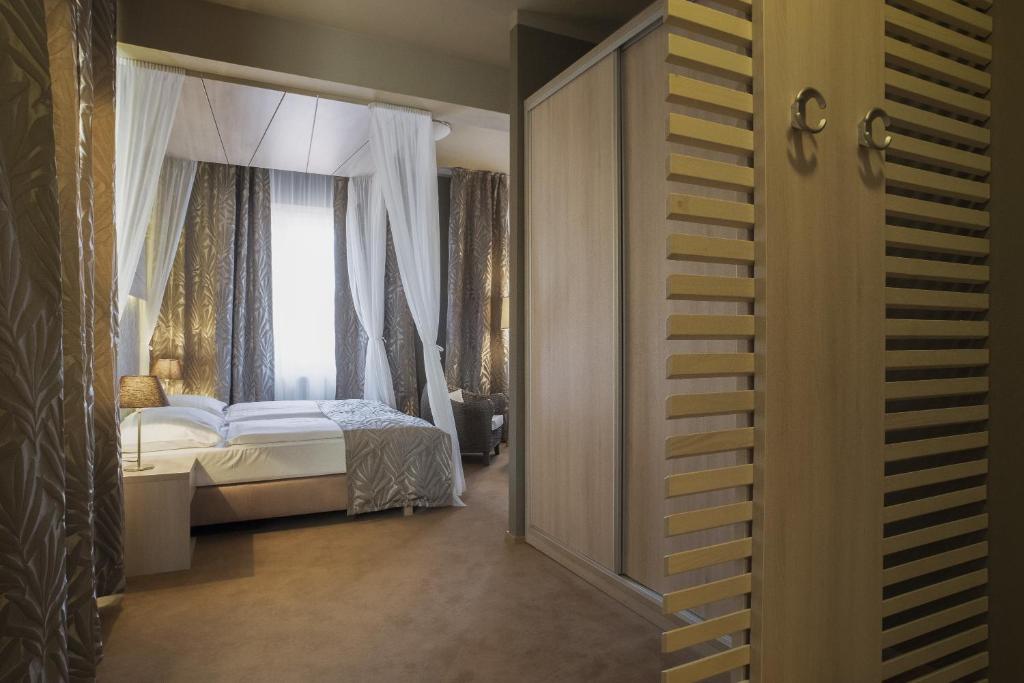 Postel nebo postele na pokoji v ubytování Pytloun Kampa Garden Hotel Prague