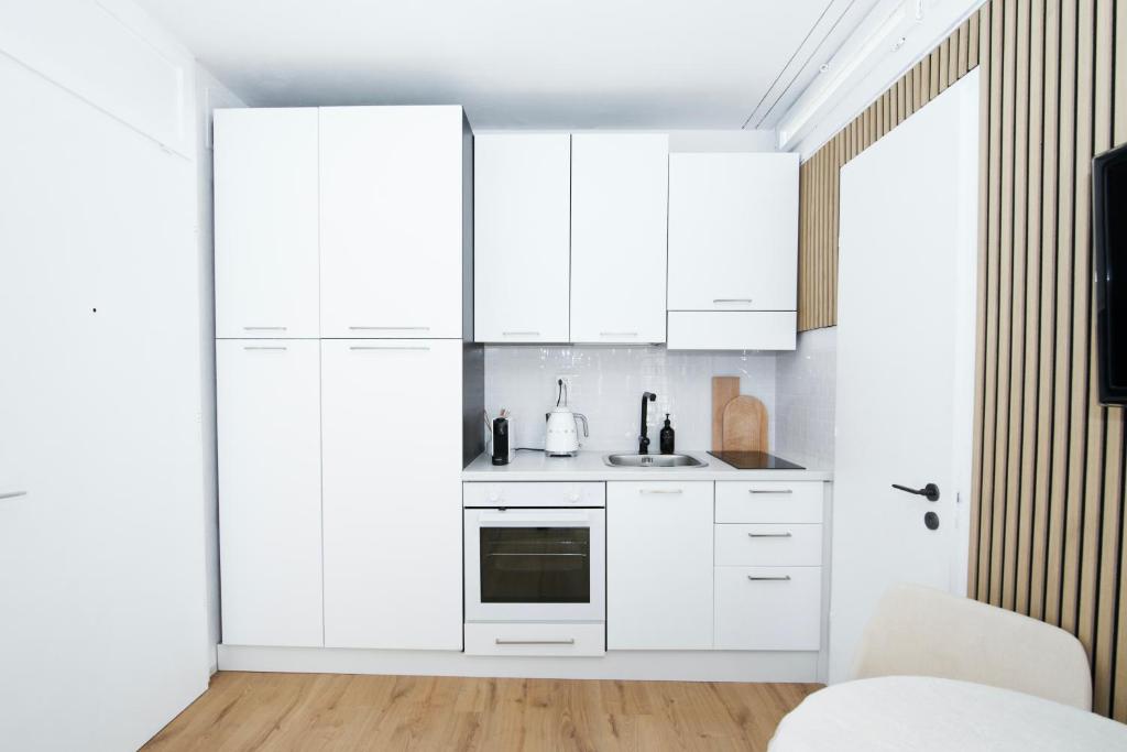 Kuchyň nebo kuchyňský kout v ubytování Bright Tiny Studio - Shared Pool & Sauna - Free Parking - Air condition