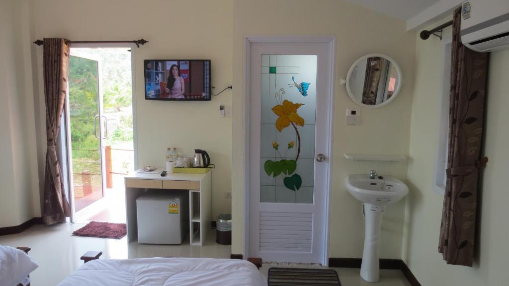 Postel nebo postele na pokoji v ubytování Lomtalay Resort Trat