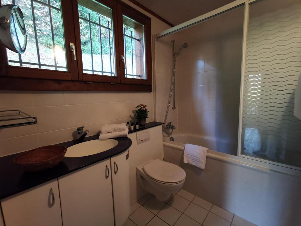 Koupelna v ubytování Elvira House Montreux, un lieu magique !