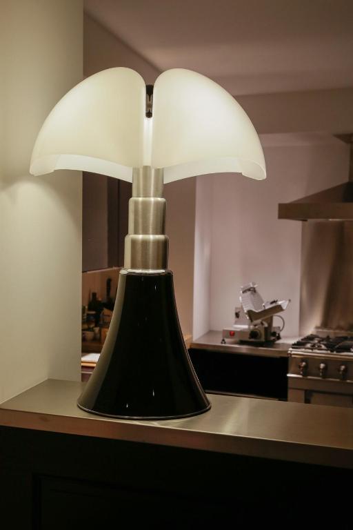 a black and white lamp on a counter in a kitchen at La Pipistrelle Hotel in Luxembourg