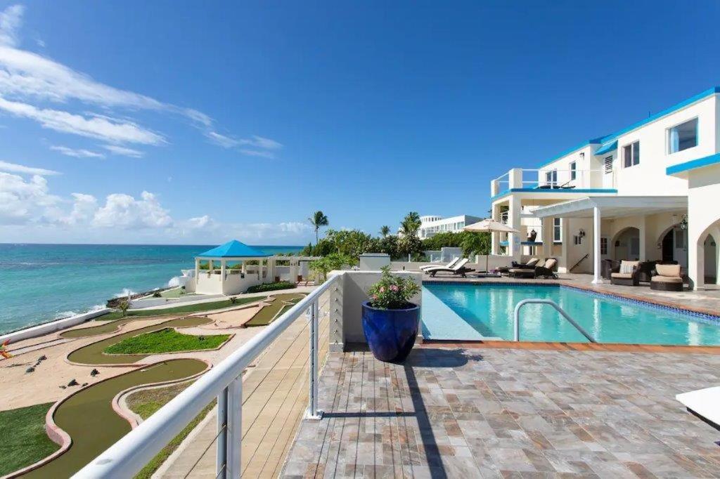 uma vista para o oceano a partir da varanda de uma casa em Anguilla - Villa Anguillitta villa em Blowing Point Village