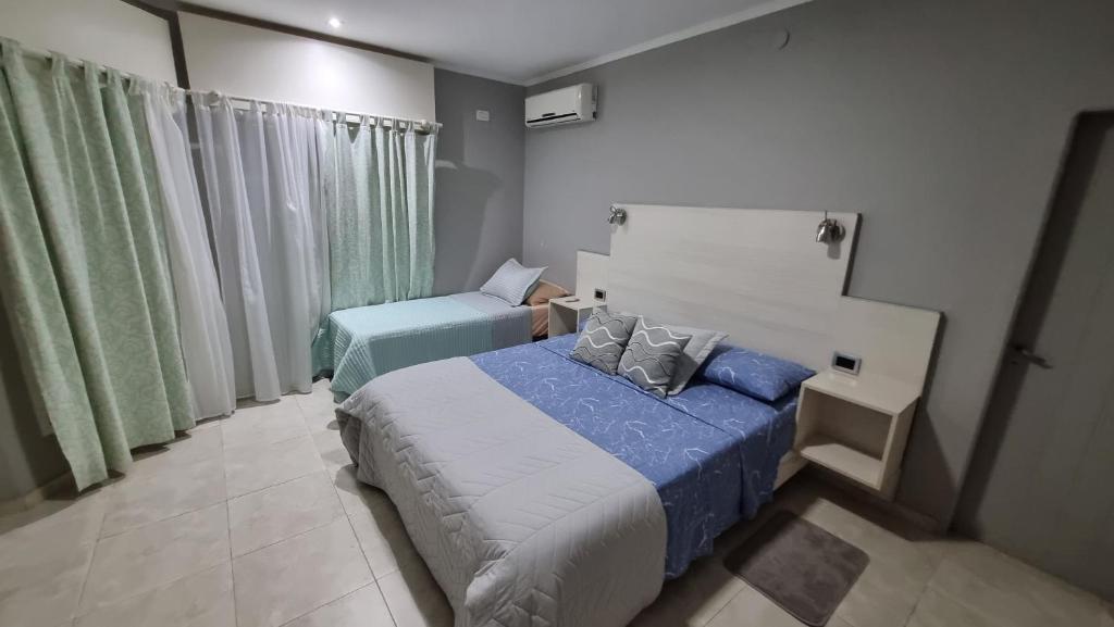 1 dormitorio con 2 camas en una habitación en CBH Alquiler Temporario en 