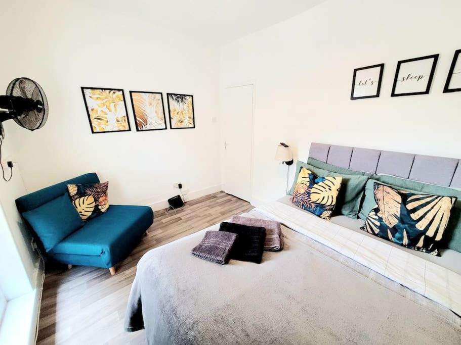 a living room with a couch and a blue couch at One bedroom apartment with a terrace in Angel (Islington)! in London