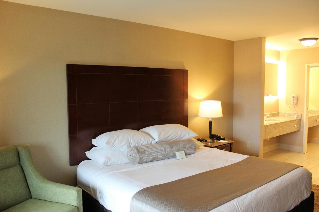 Postel nebo postele na pokoji v ubytování Medallion Inn and Suites