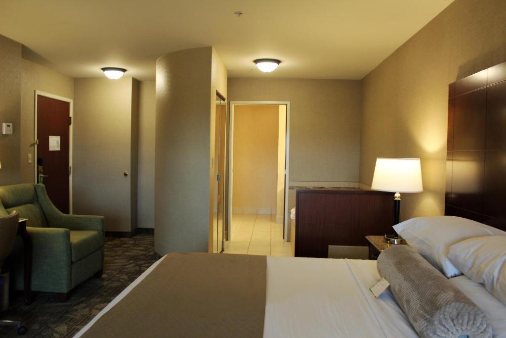 Postel nebo postele na pokoji v ubytování Medallion Inn and Suites