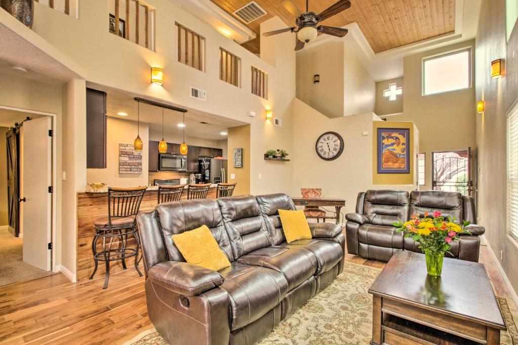 Χώρος καθιστικού στο Albuquerque Vacation Home Rental with Hot Tub!