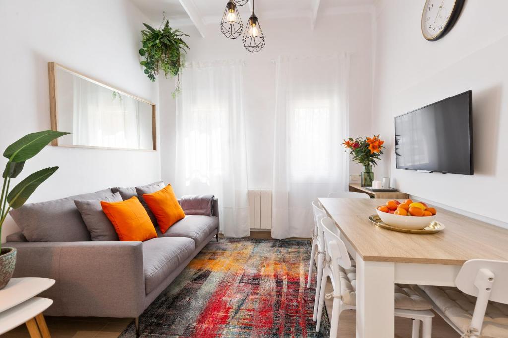 uma sala de estar com um sofá e uma mesa em Confort apartamentos en playa, 3 DRM em Barcelona