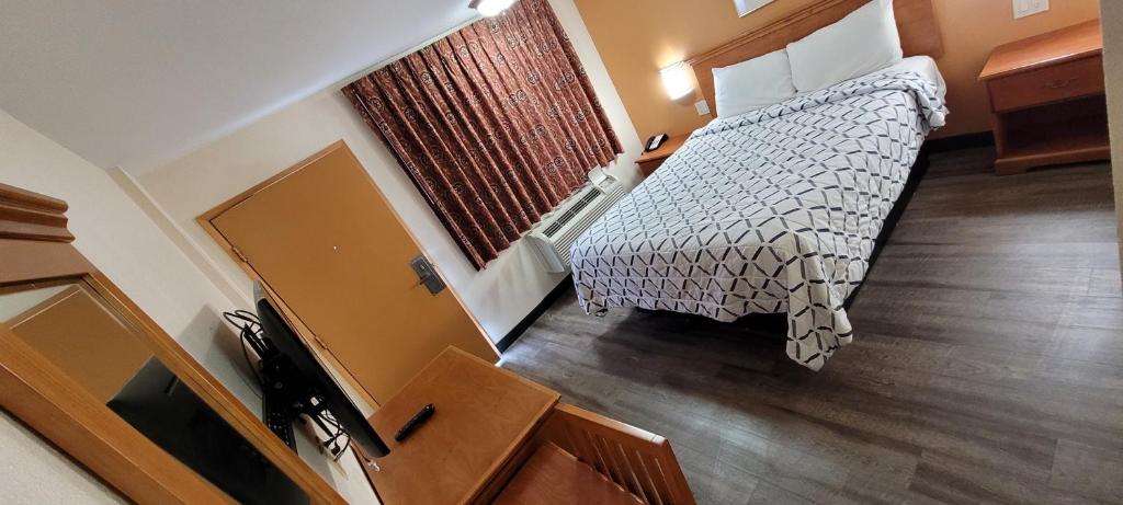 Postel nebo postele na pokoji v ubytování Harvey's Motel SDSU La Mesa San Diego