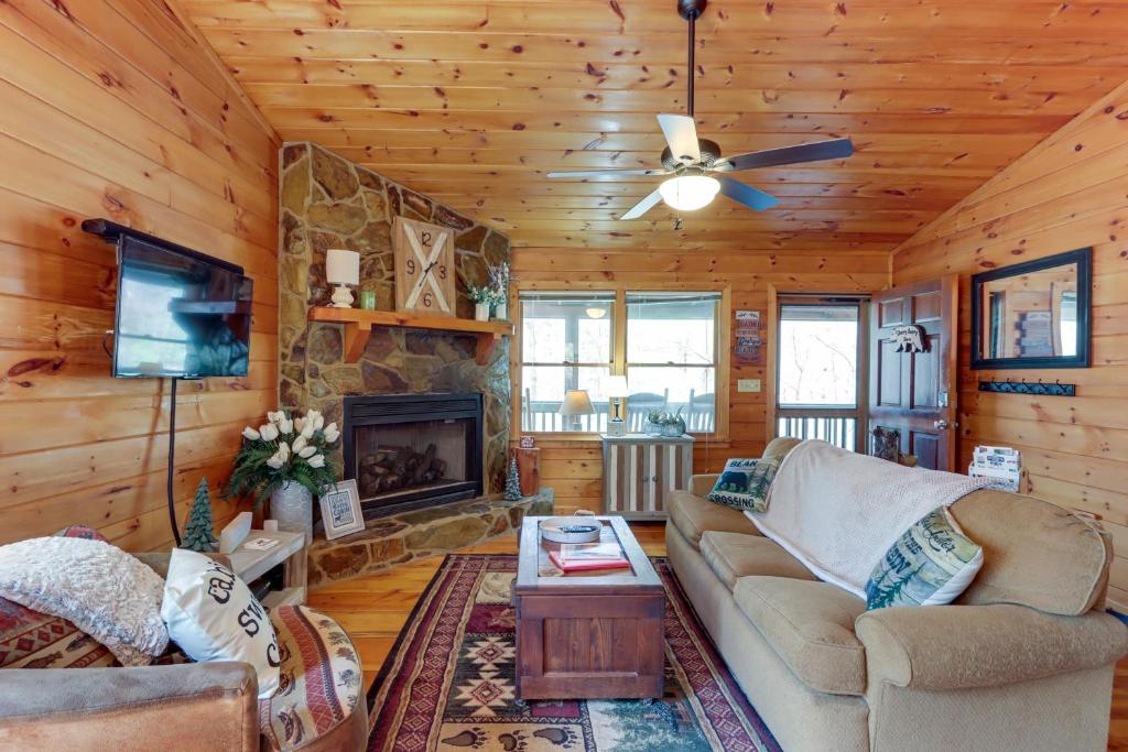 ein Wohnzimmer mit Couch und Kamin in der Unterkunft Blue Ridge Cozy Cabin in the Woods with Hot Tub! in Blue Ridge